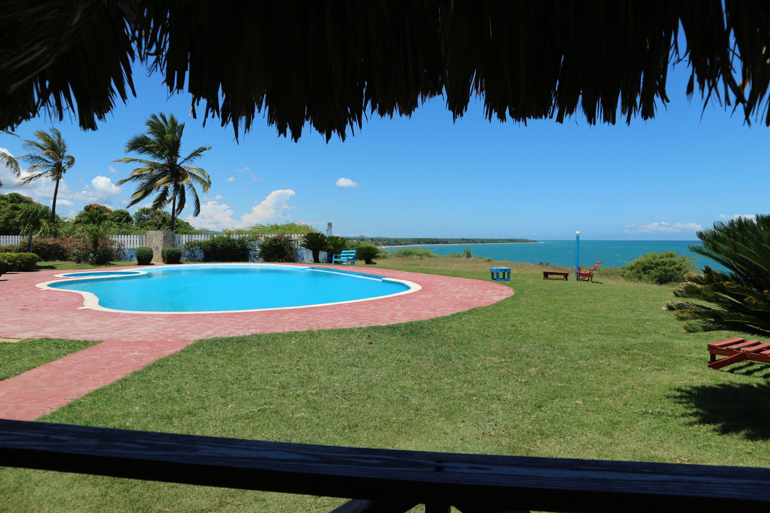 Het zwembad bij het restaurant van Campomar Matanzas.